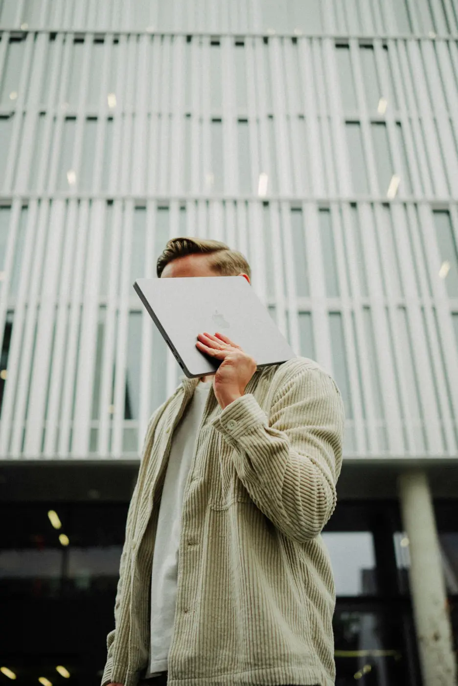 En ansatt ser oppover med refleksjoner i bakgrunnen, et bilde av målrettet visjon.