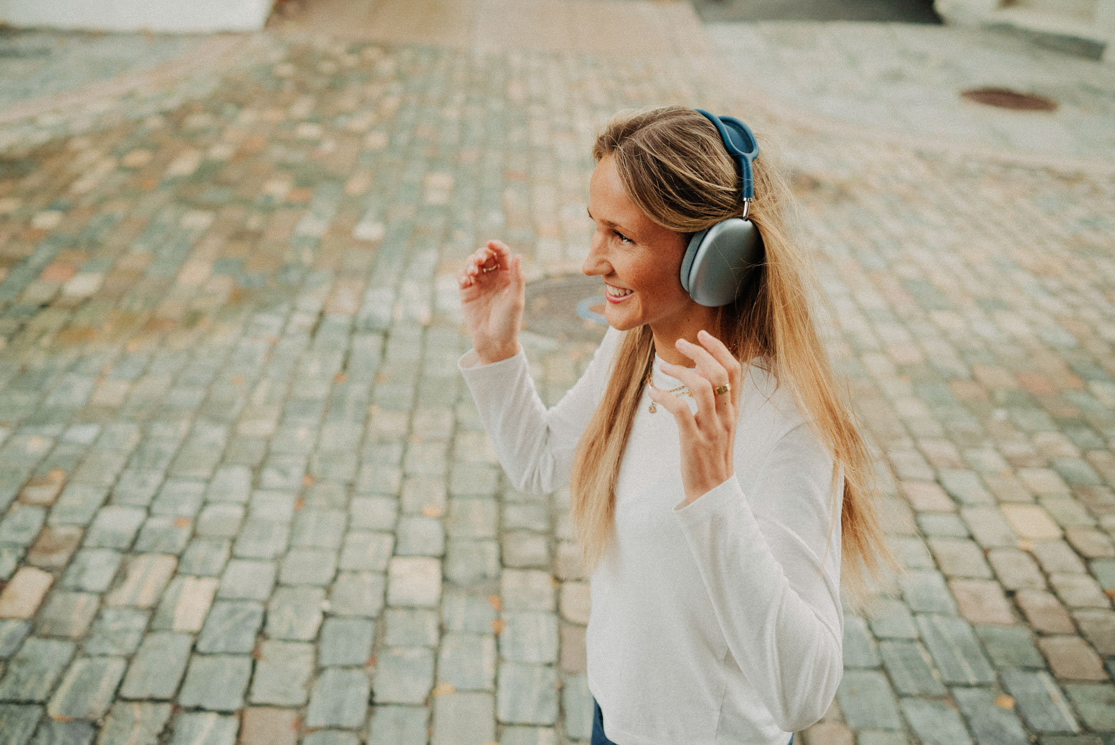 Portrett av Synne hos Cure, representerer byråets verdier og fokus på talent.
