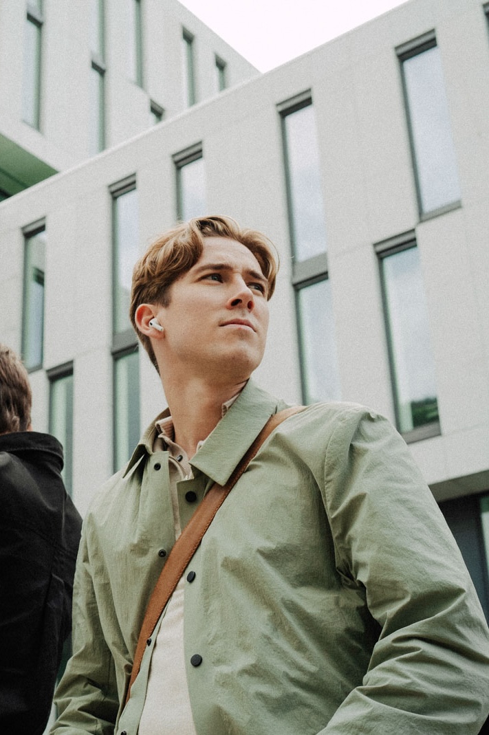 Portrett av Erlend fra Cure, en del av teamets dedikasjon til design og markedsføring.