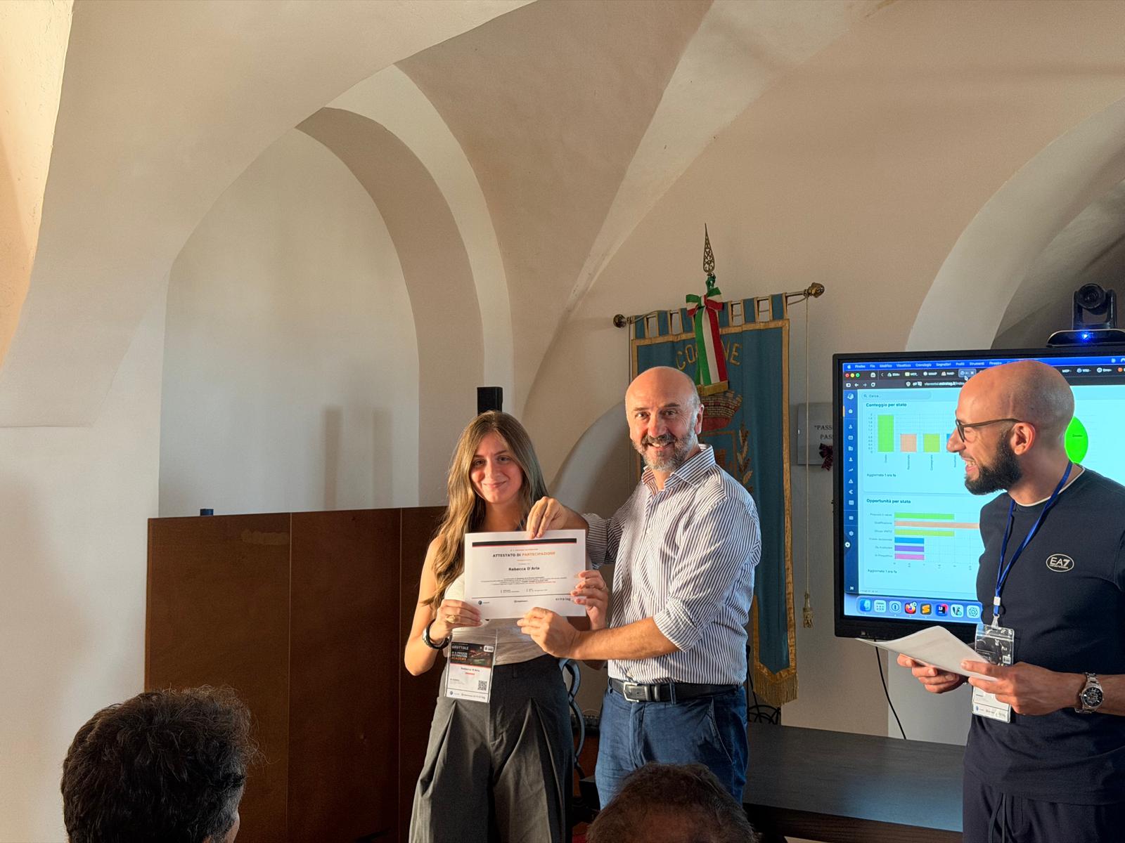 Partecipante con l’attestato ricevuto al termine dell’Academy