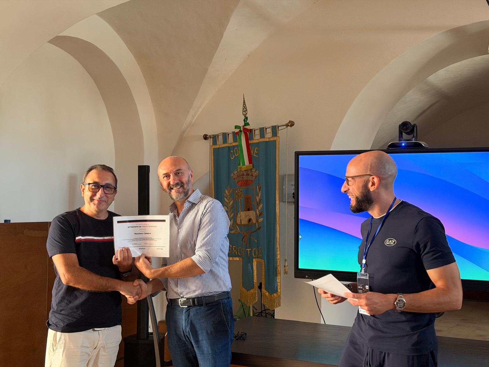 Consegna dell’attestato a un partecipante dell’Academy