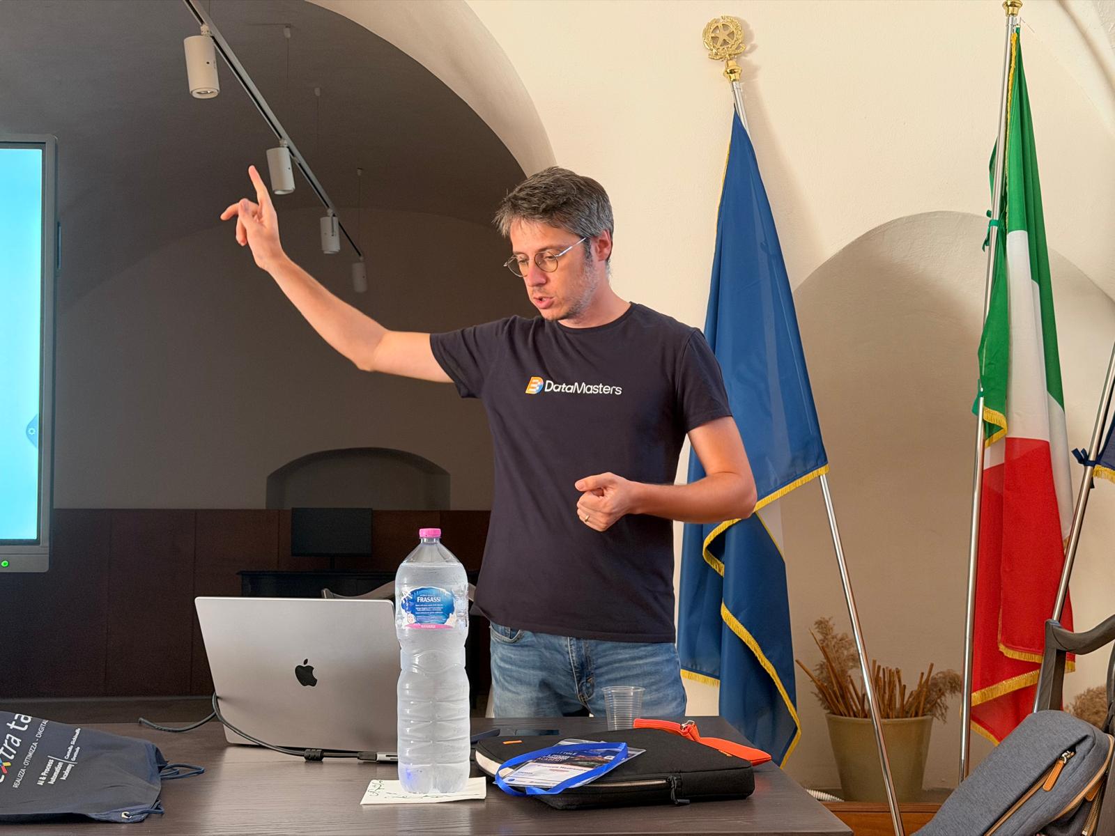Docente mentre presenta un contenuto ai partecipanti dell’Academy
