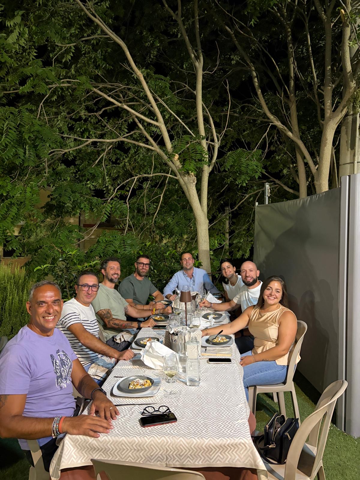 Partecipanti riuniti per una cena all’aperto nel territorio