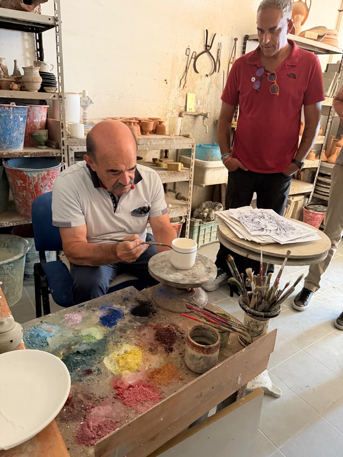 Attività nel laboratorio di ceramica durante l’esperienza sul territorio