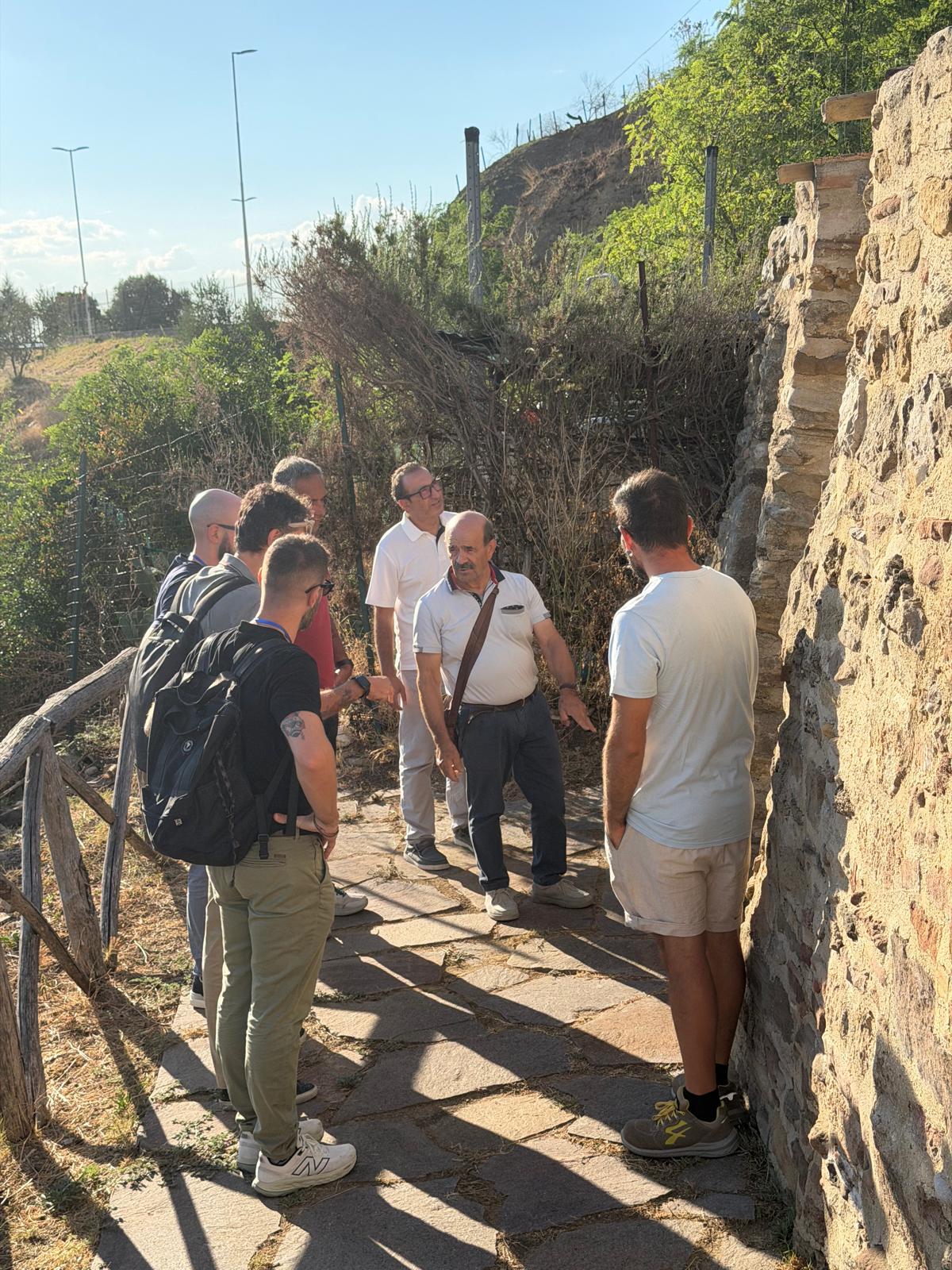 Partecipanti durante una visita guidata nella natura
