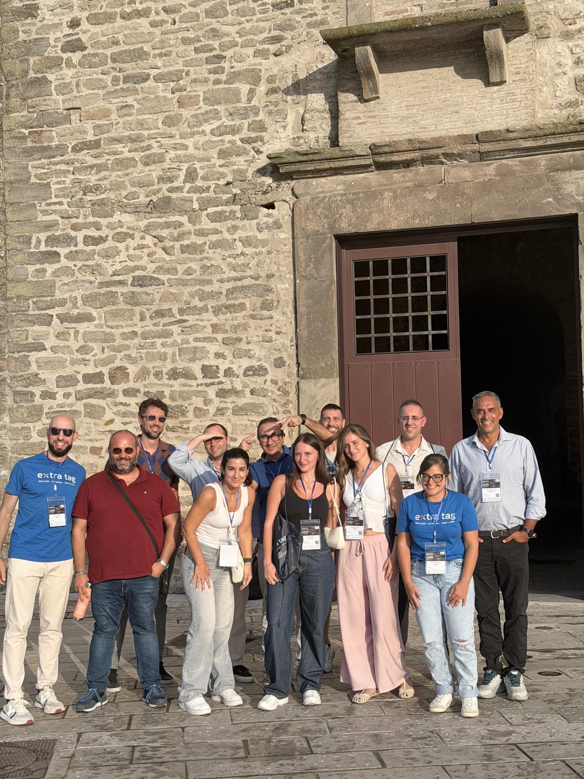 Partecipanti riuniti davanti a un edificio storico del territorio