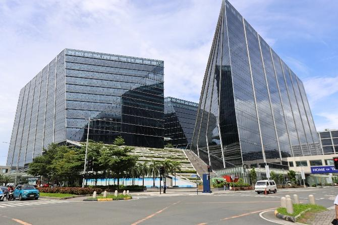A building with glass windowsAI-generated content may be incorrect.