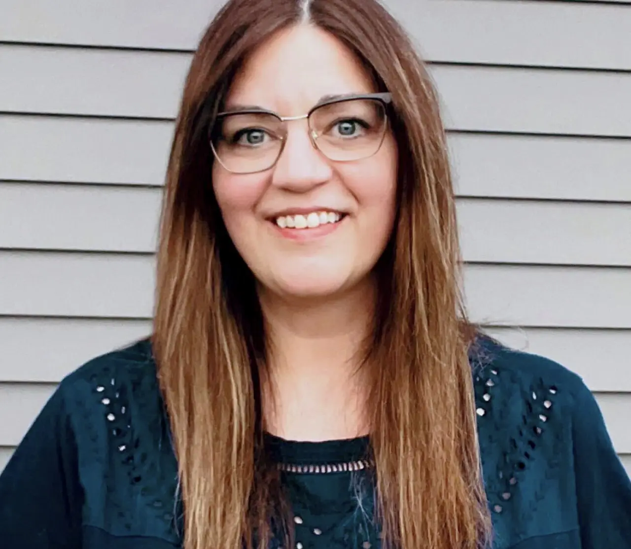 WeightWatchers member Rachel smiling and looking at the viewer. 