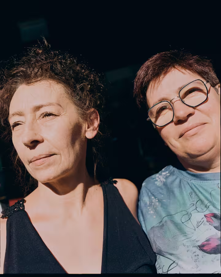 Portrait de deux personnes