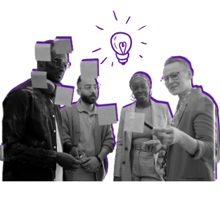 Brainstorming debout avec des post-it au mur