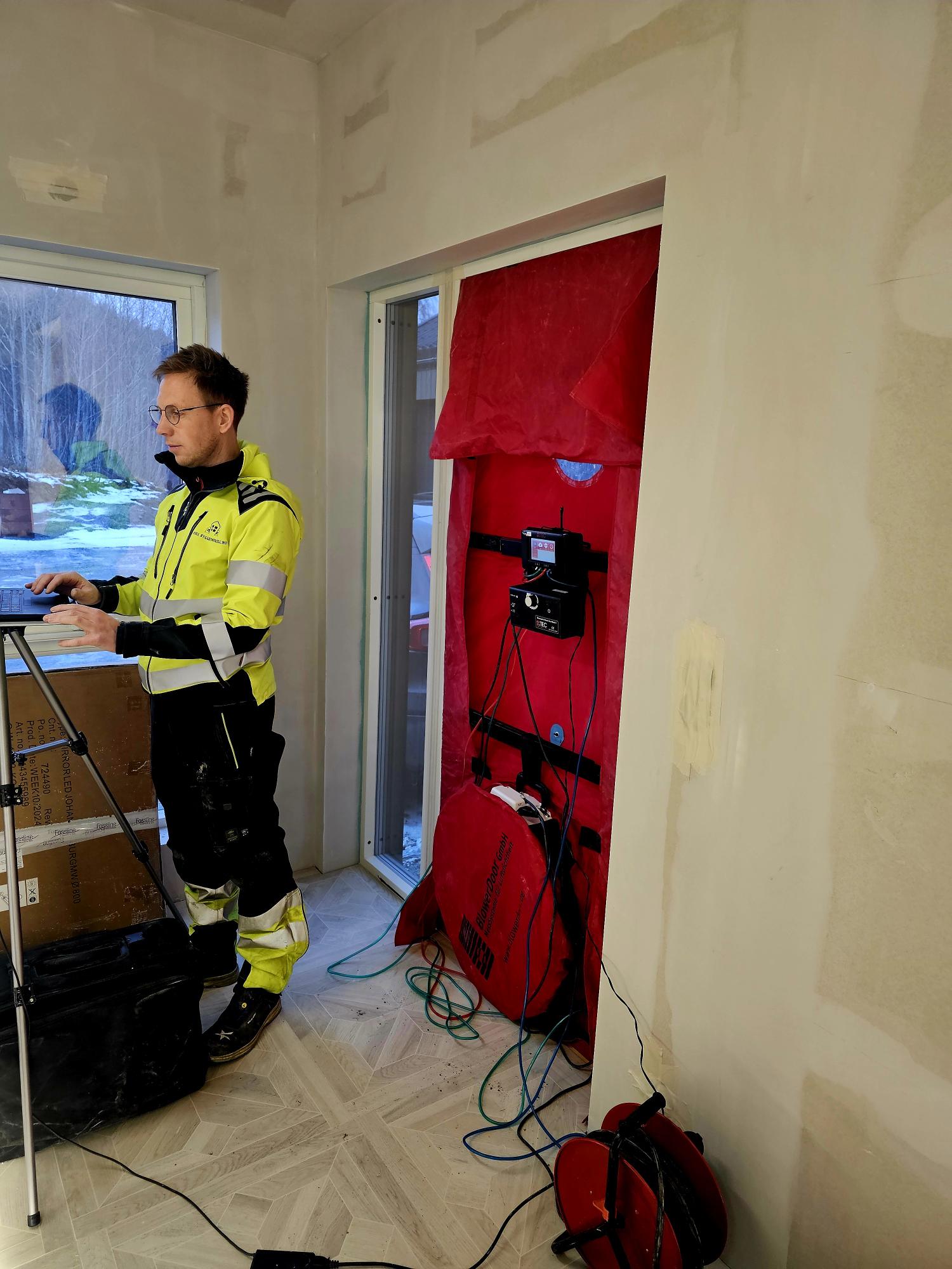 Full-Byggekontroll viser hvordan en uavhengig kontroll av lufttetthet i Trondheim utføres