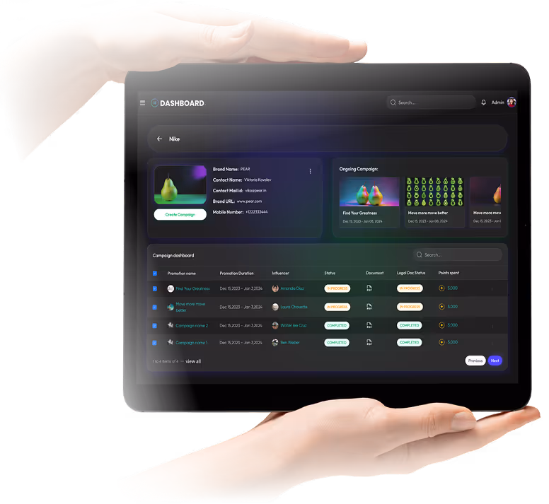 Unas manos sujetan una tableta que muestra un panel de control de temática oscura con información sobre la marca y la campaña, incluido el estado de la promoción y los puntos obtenidos.