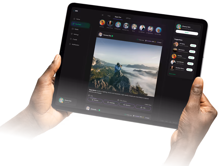 Hände, die ein Tablet halten, auf dem eine Social-Media-App mit Profilsymbolen, einem szenischen Fotopost, Benutzerinteraktionen und Vorschlägen in der Seitenleiste angezeigt wird.