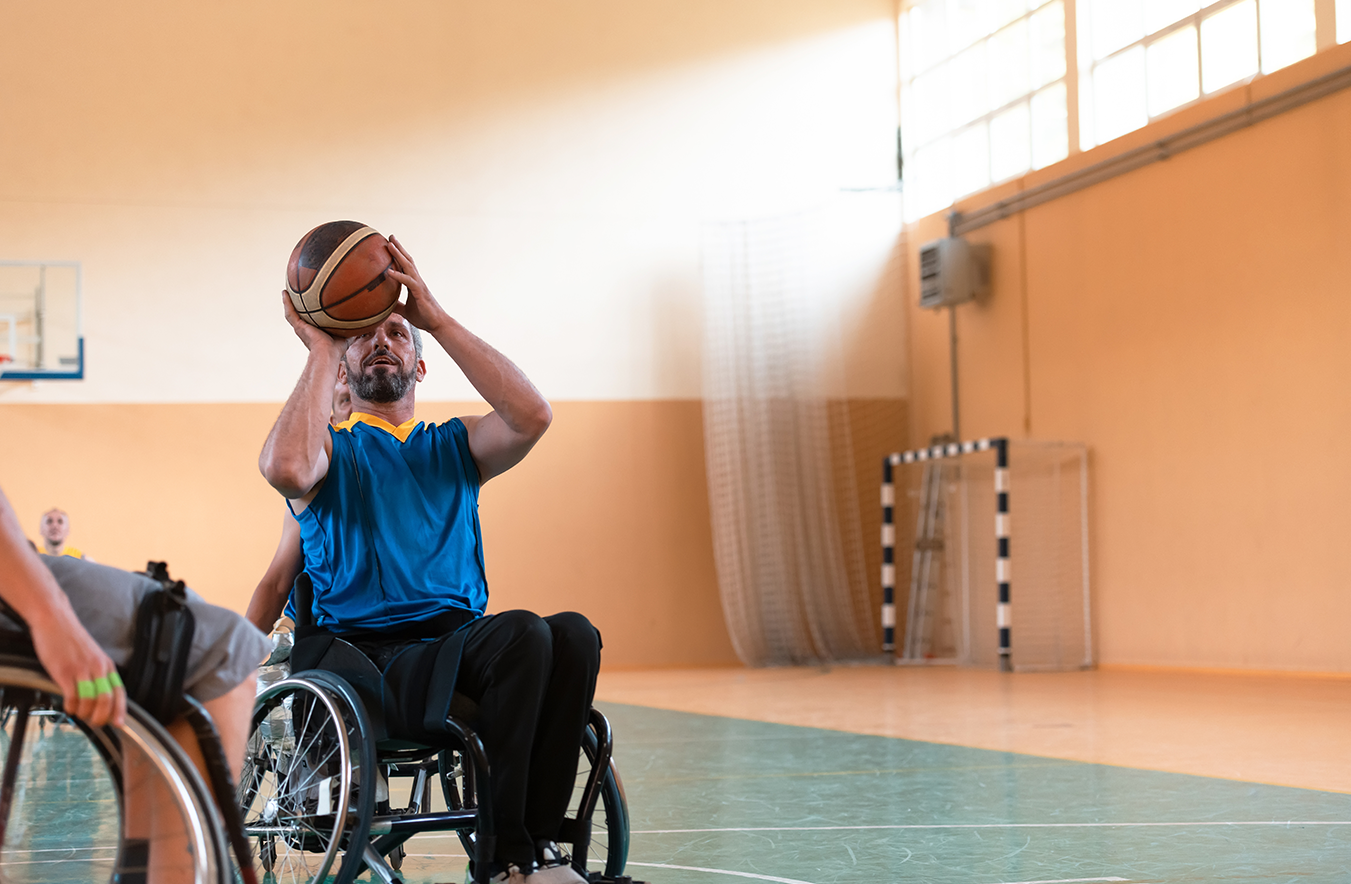 Imagen hombre es silla de ruedas jugando baloncesto