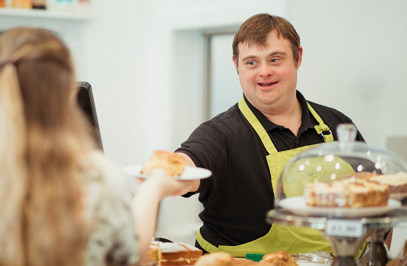 Imagen Hombre con sindrome down trabajando en panaderia