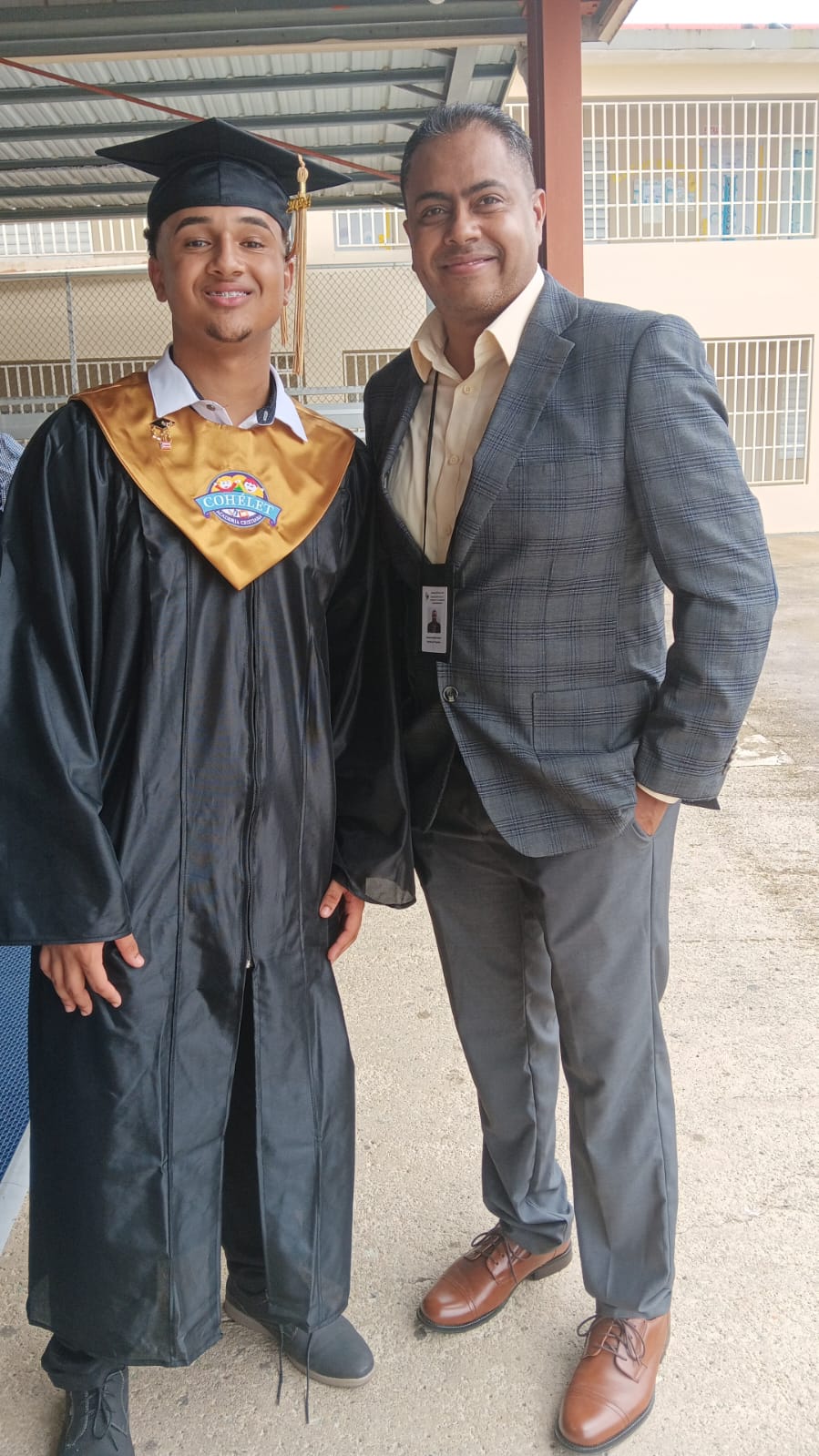 Imagen Hombre y graduando posando para foto