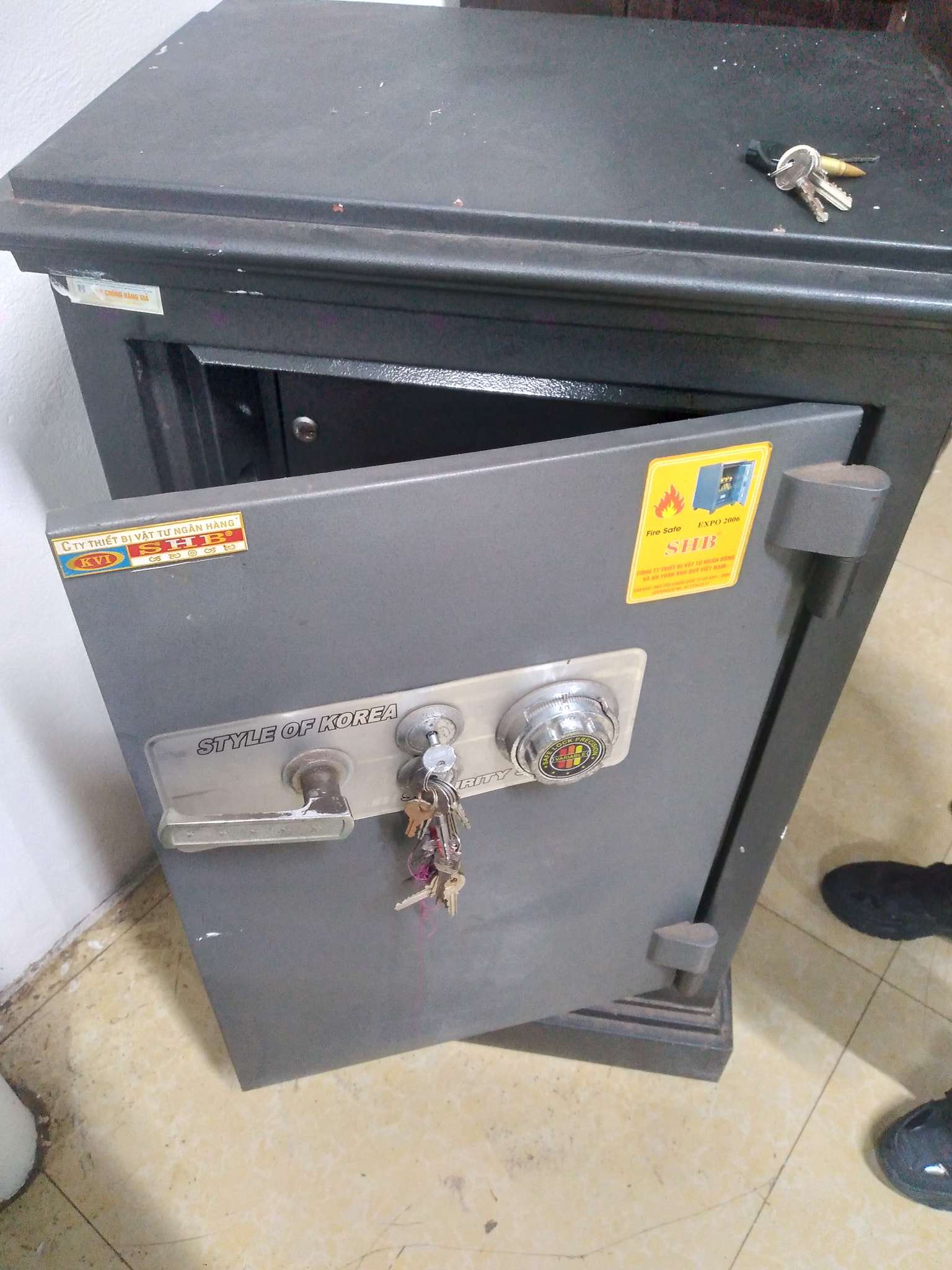 Nên dùng két sắt khóa cơ hay khóa điện tử?