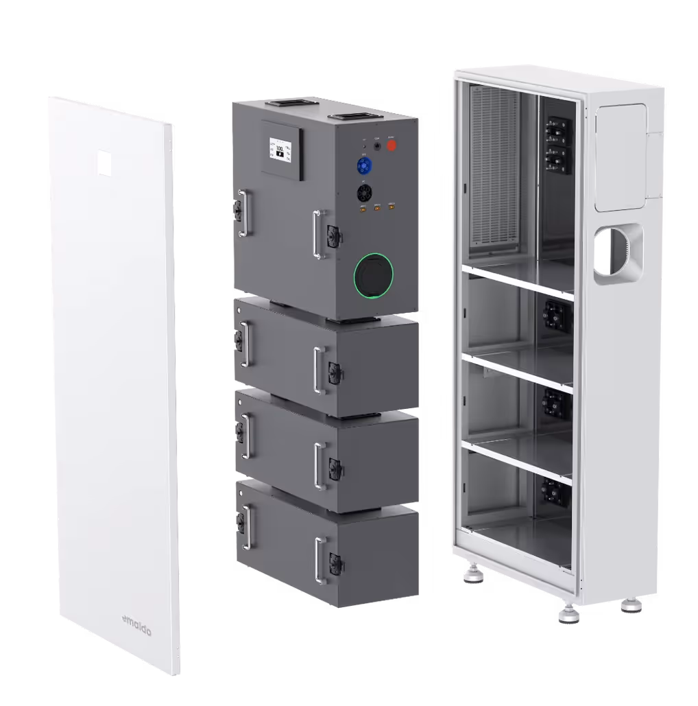 Erilliset osat, mukaan lukien valkoinen ovi, harmaat moduulit ja avoin valkoinen kotelo, joka sisältää hyllyt.