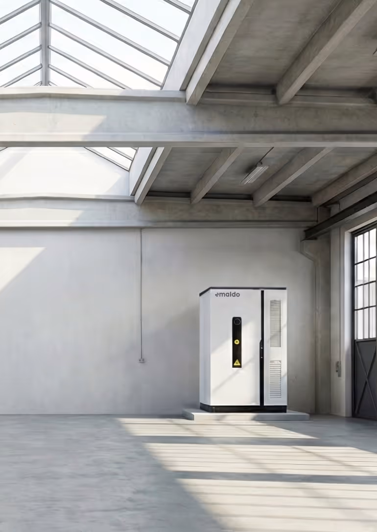 Yritysakustot. Emaldo akku varasto rakennuksen perällä