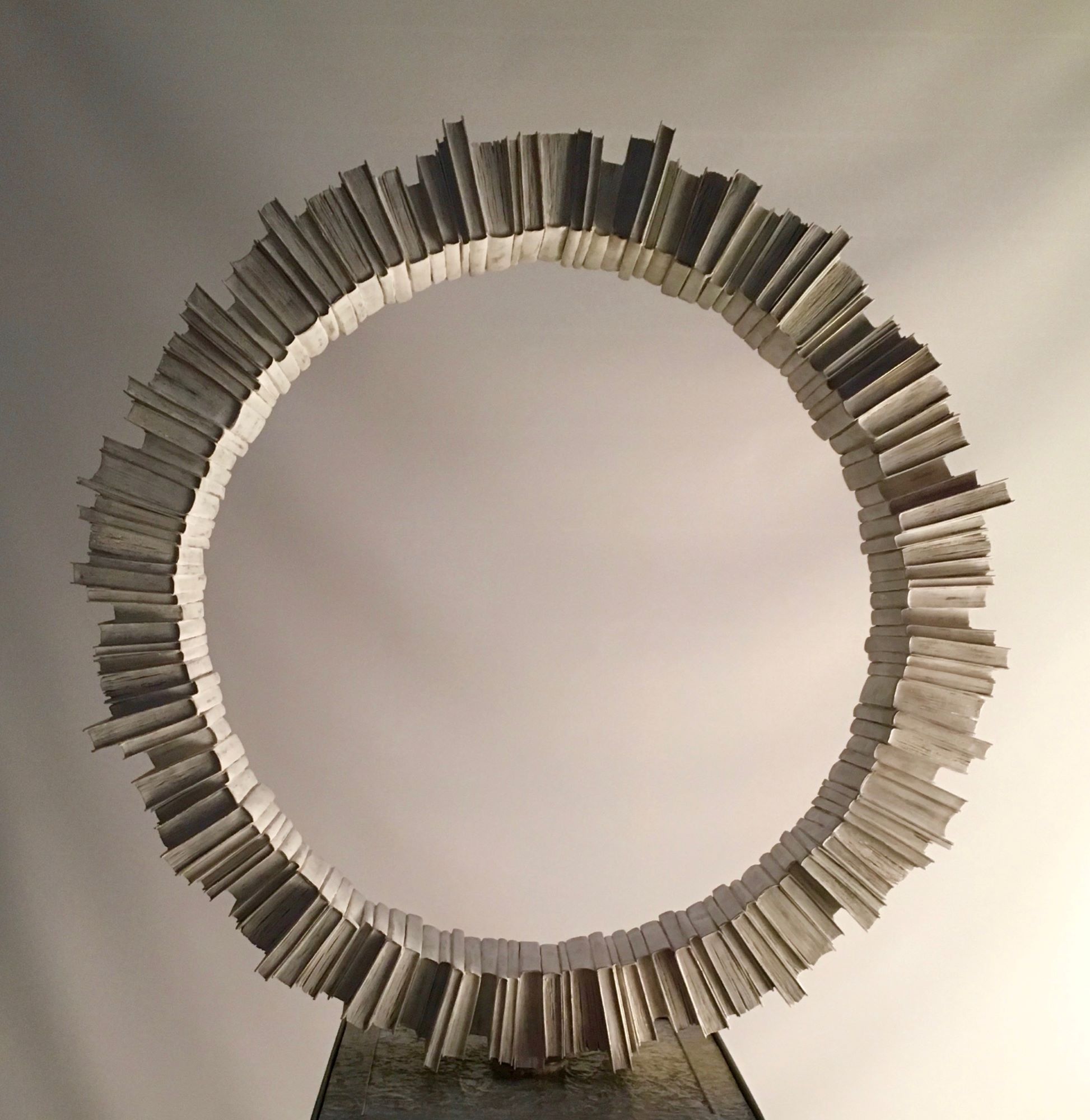 un luminoso vuoto, un cerchio di libri bianchi