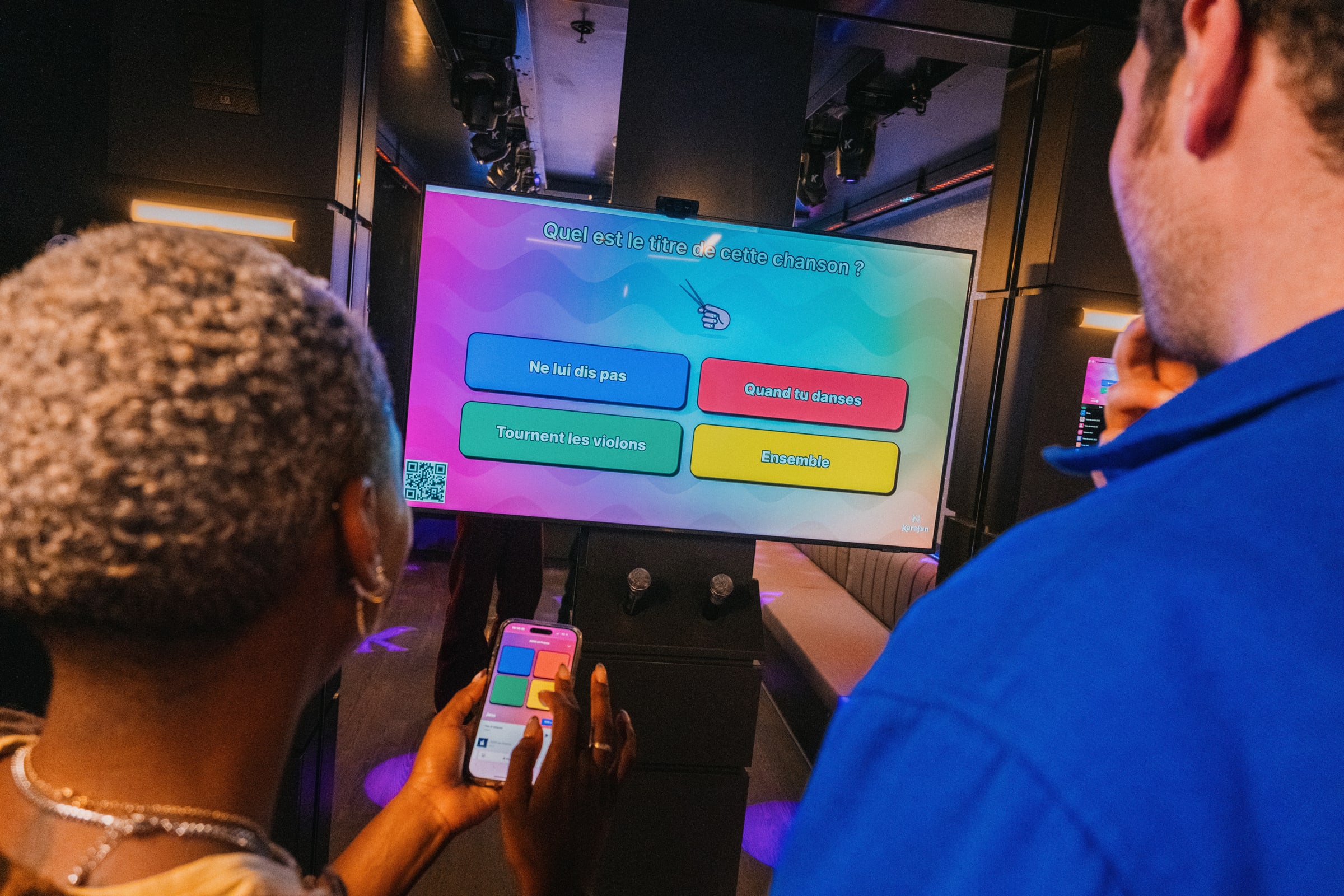 Quiz musical KaraFun affiché à l'écran avec buzzer sur smartphone