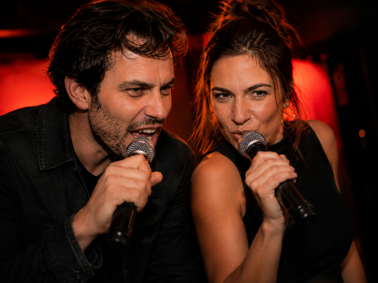Deux chanteurs micro en main lors d'une battle de chant