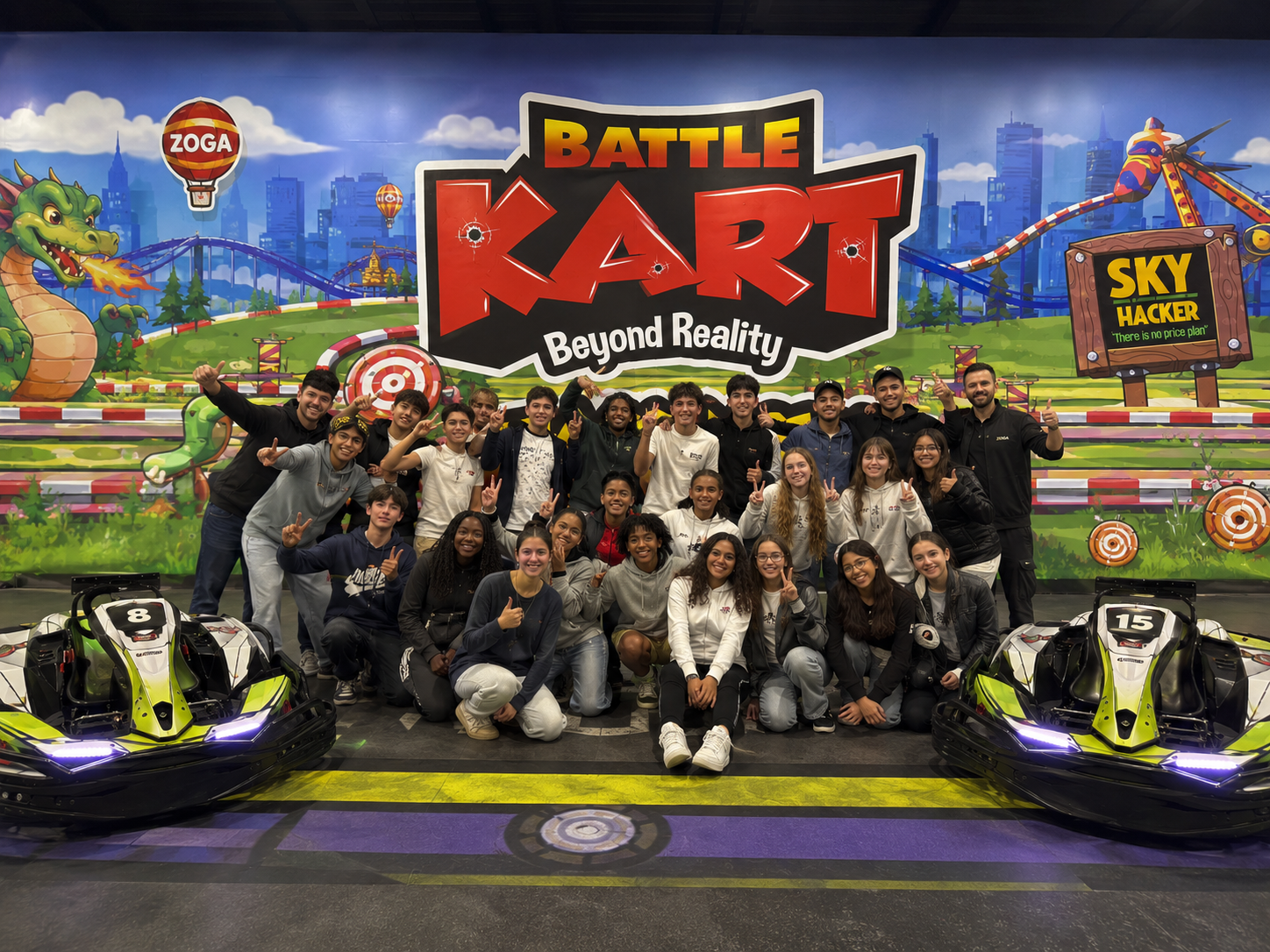 Groupe de jeunes réuni devant le décor BattleKart chez ZOGA