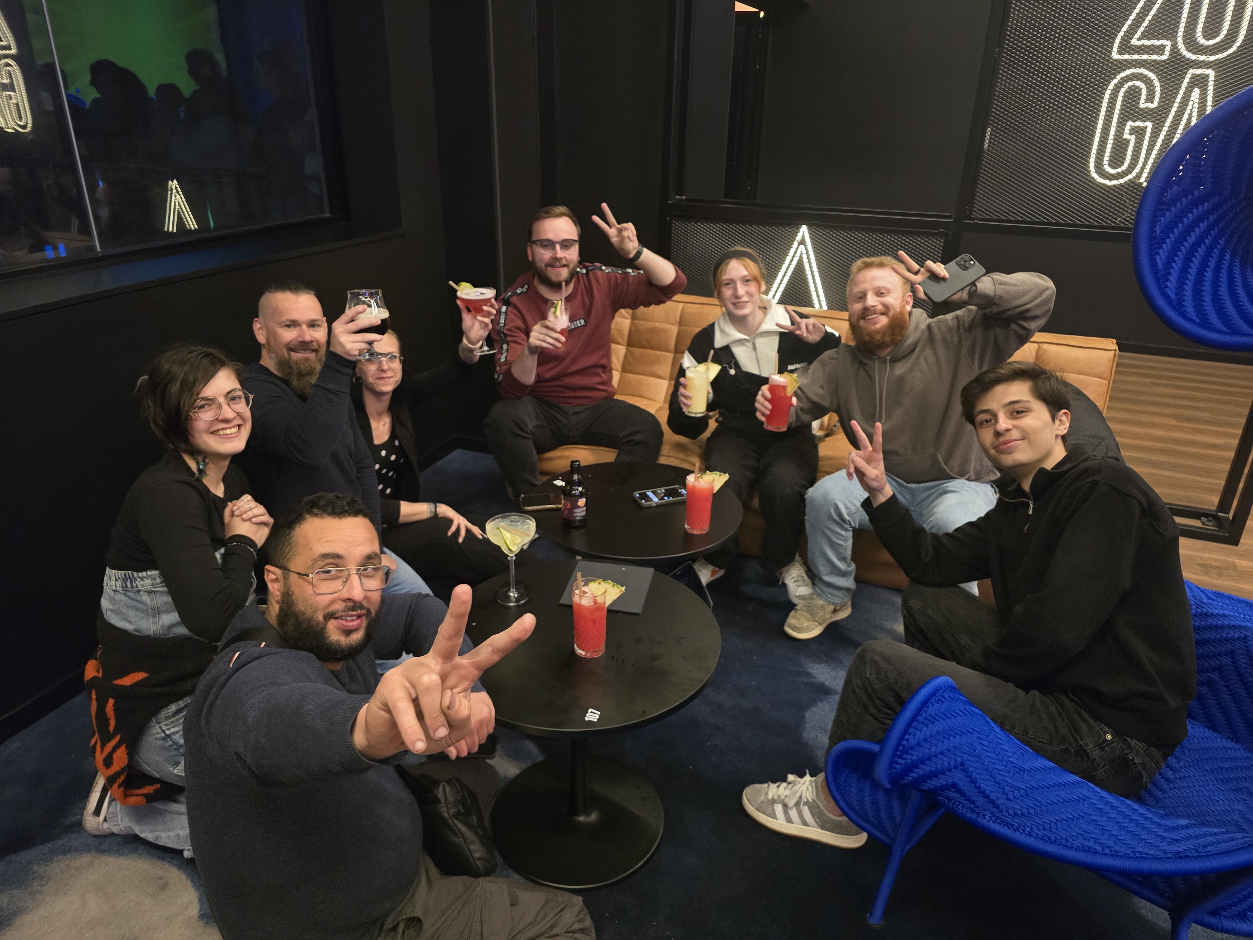 Groupe de collègues attablés autour d’un verre dans le lounge ZOGA