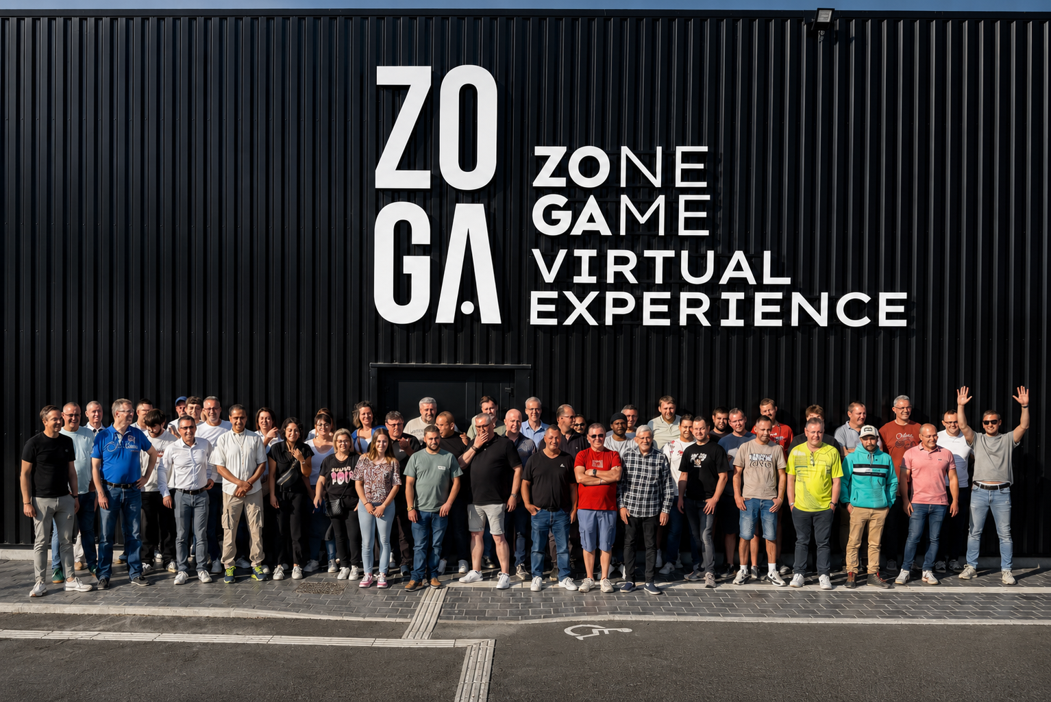 Grand groupe de professionnels réuni devant la façade ZOGA
