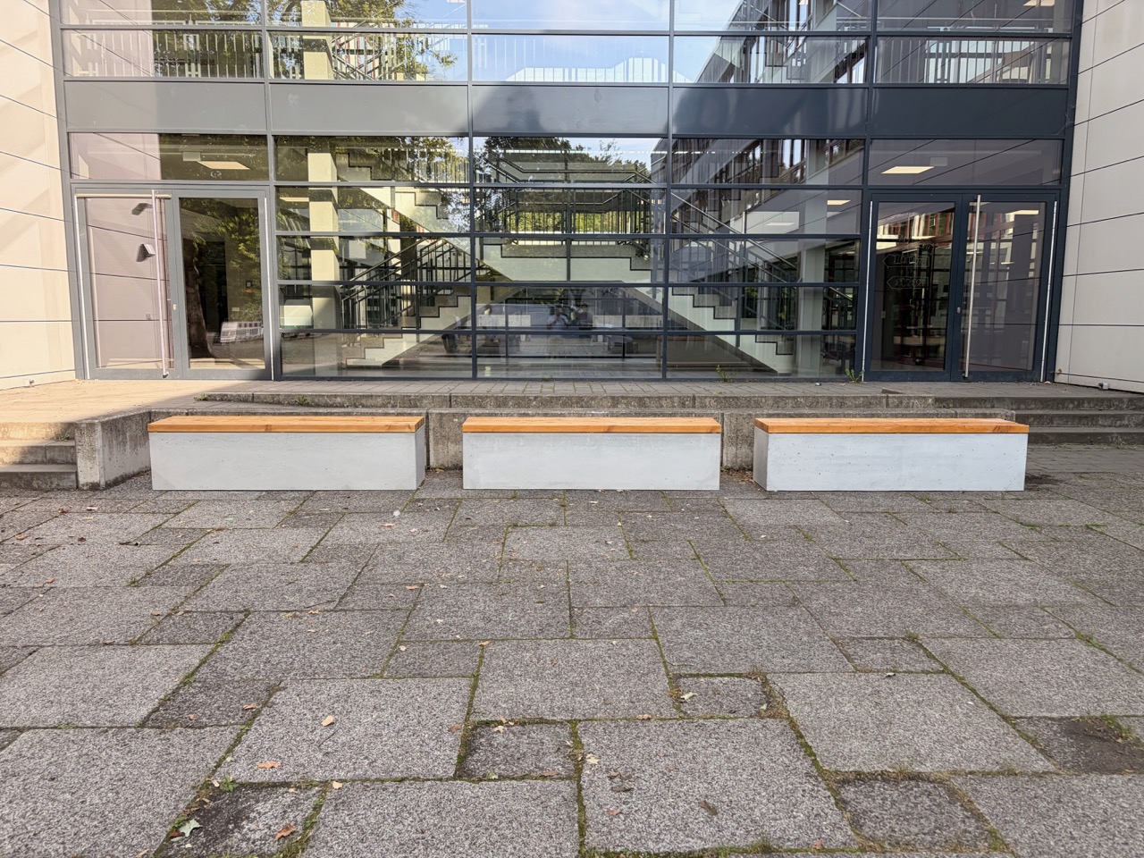 Schulhofmöbel aus Beton und Holz