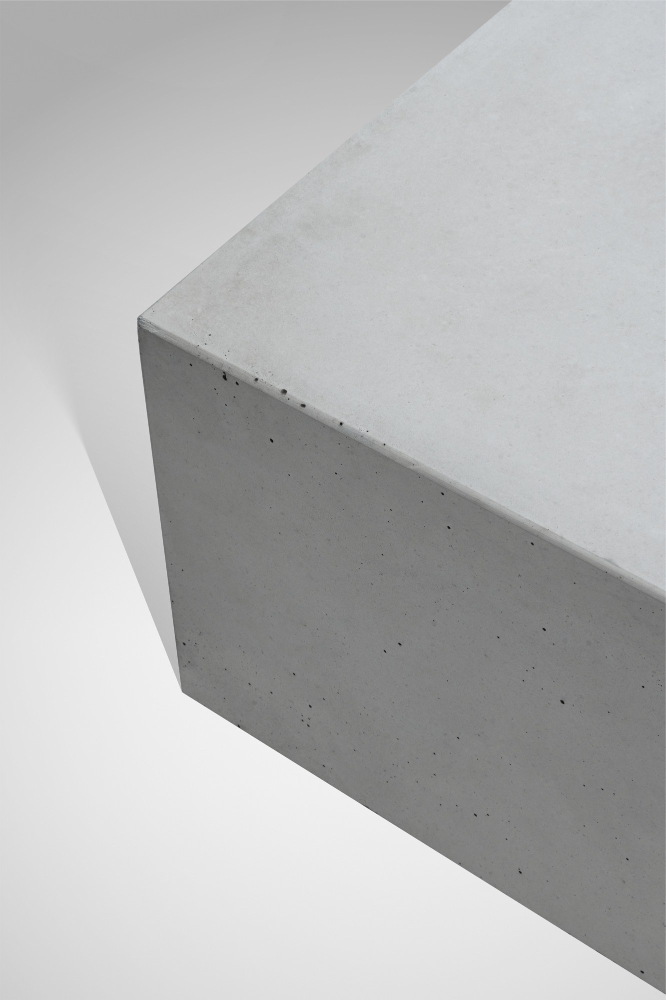 Kante und Seitenfläche des Beton-Couchtischs FLOAT aus der Nähe.