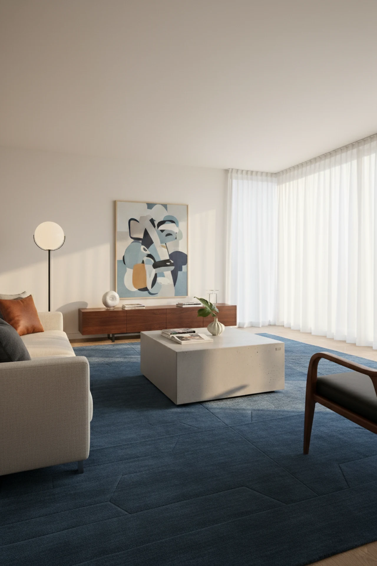 FLOAT als quadratischer Couchtisch auf einem blauen Teppich, mit hellem Sofa, Holzsideboard und warmem Nachmittagslicht.