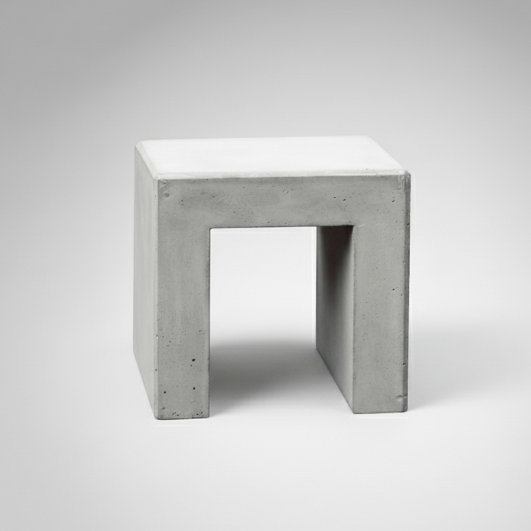 UNIT – Betonhocker in offener U-Form