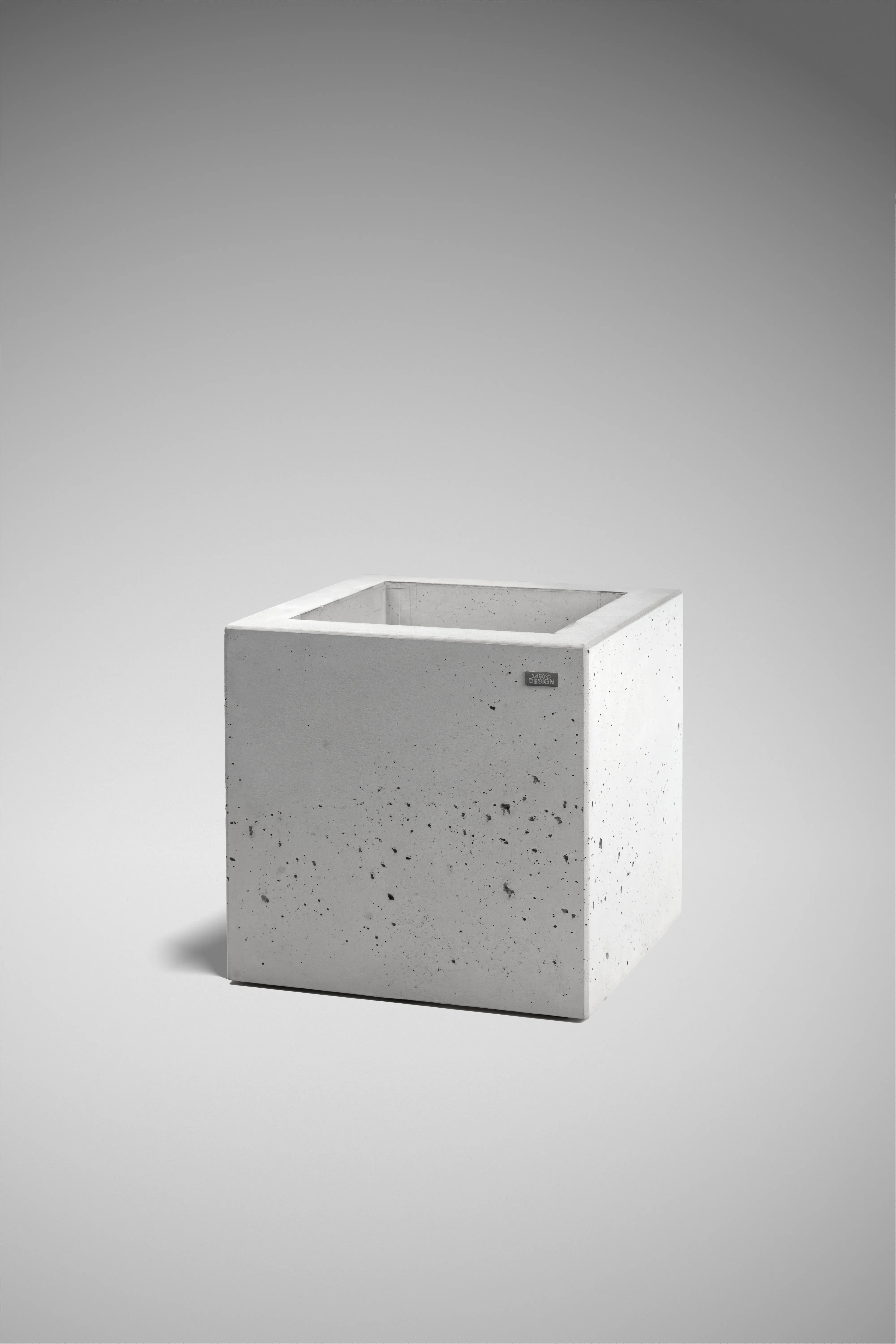 Pflanzobjekt FRAME aus Sichtbeton mit quadratischer Öffnung und geraden Wänden.
