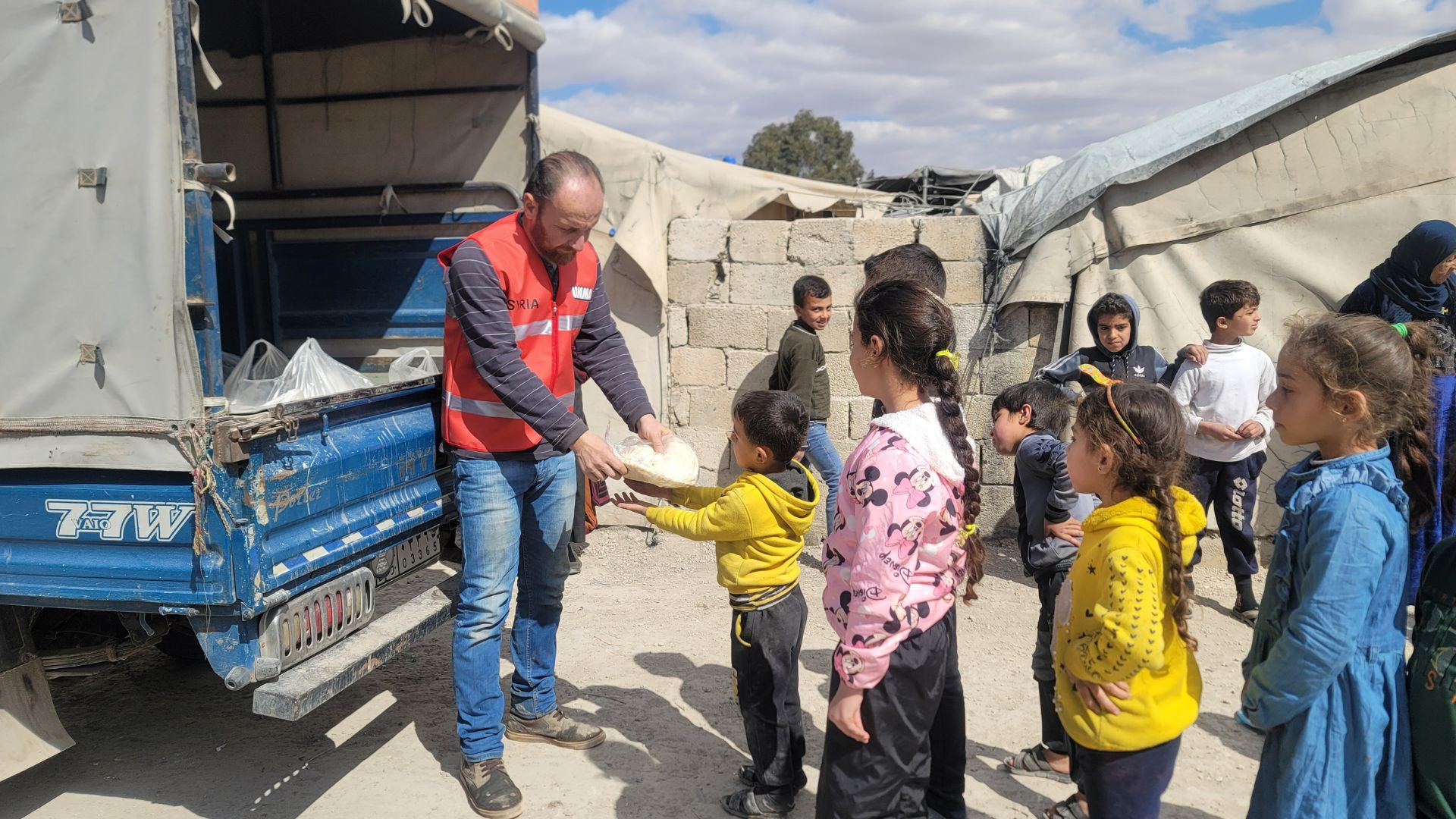 Umma Foundation food aid delivered to a children.