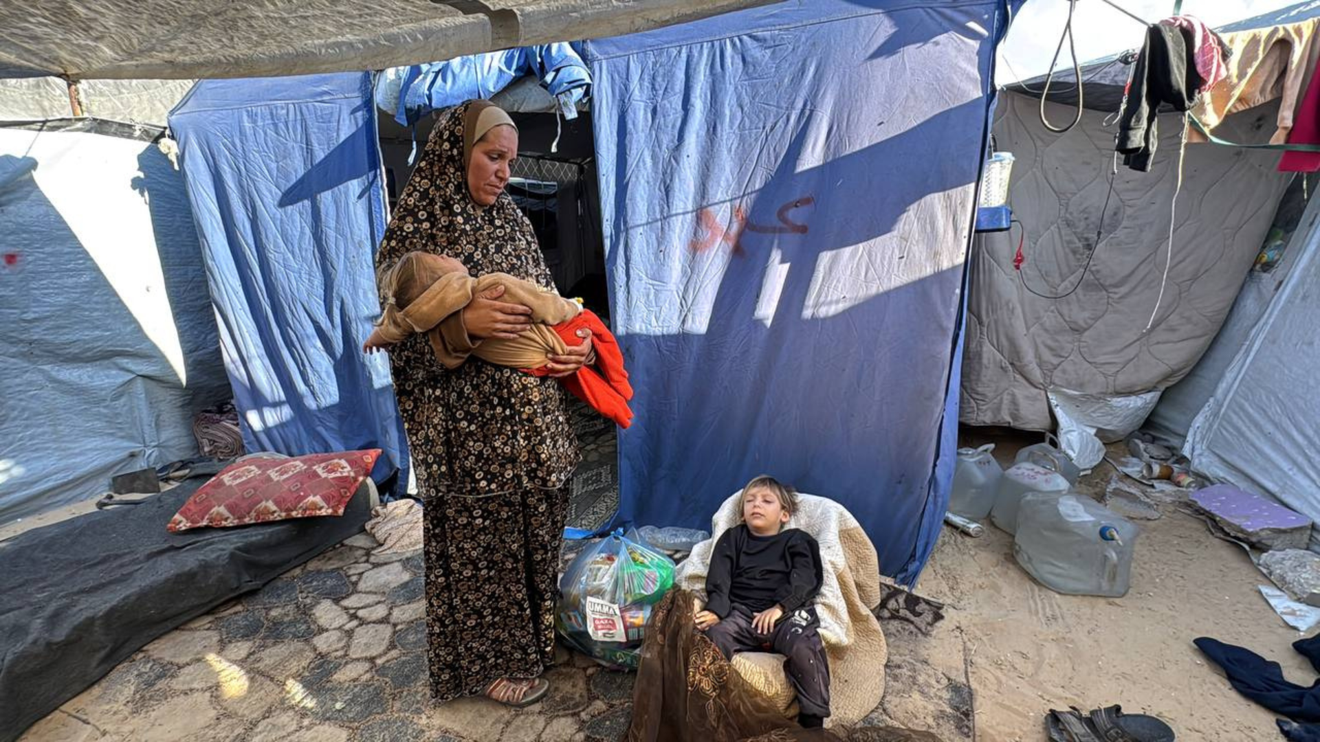 humanitarian aid food distribution 