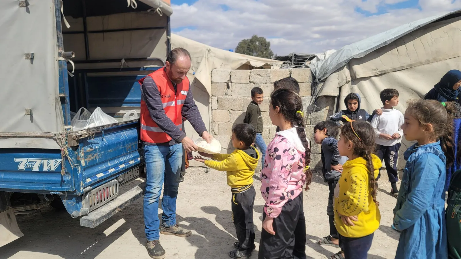 Umma Foundation food aid delivered to a children.