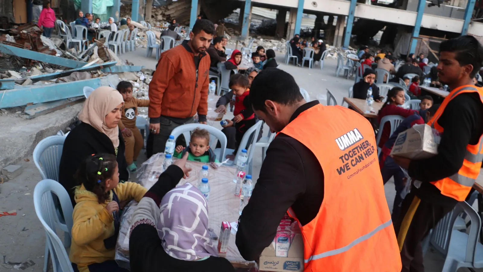 Umma Foundation volunteers serving meals to families in Gaza.