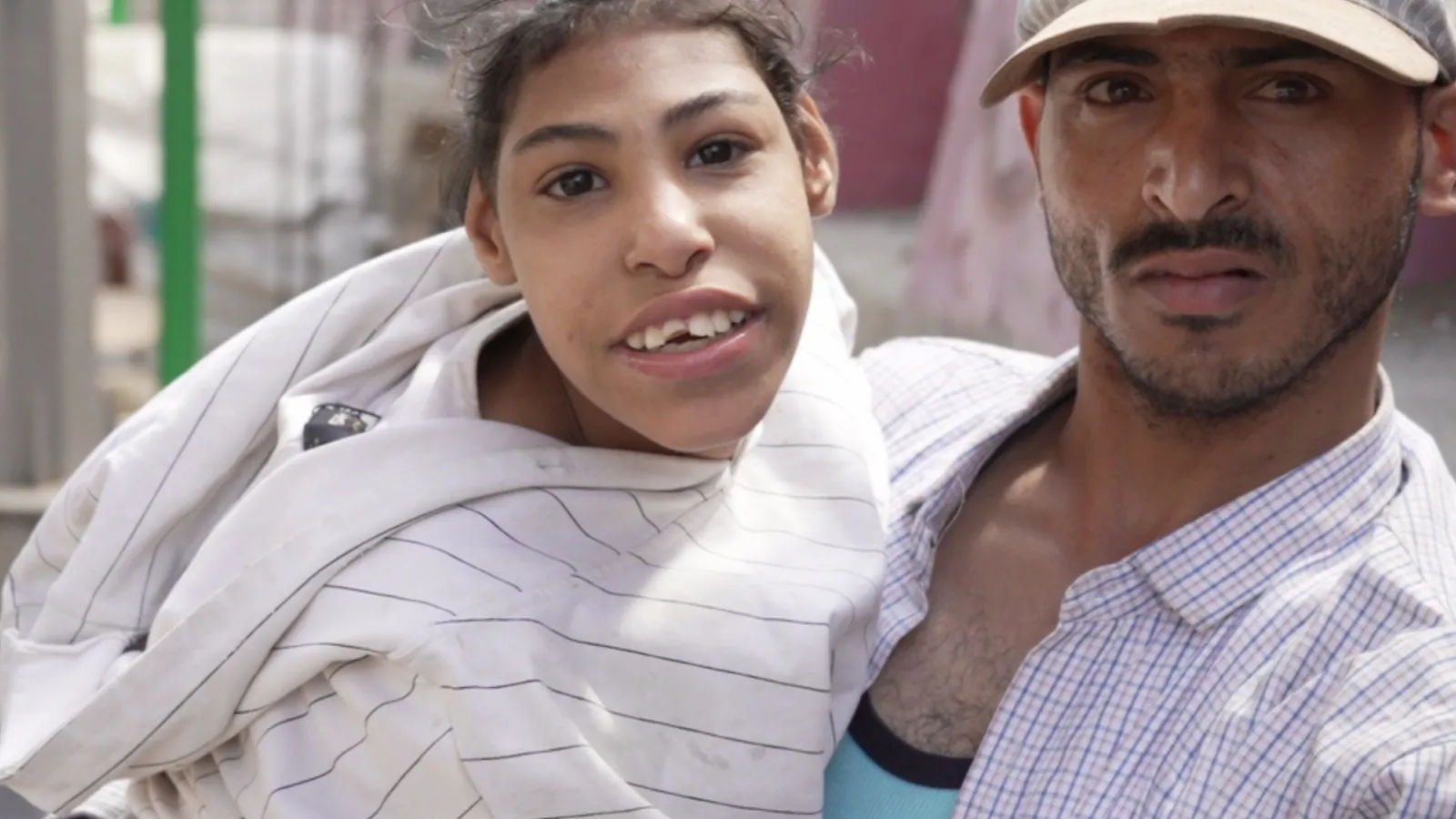 Father carries disabled daughter in Yemen crisis