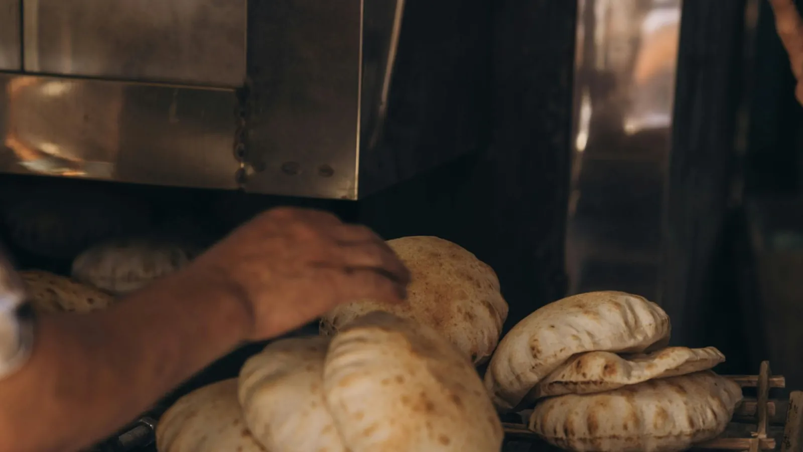 Bread distribution program helping families in Egypt food shortage