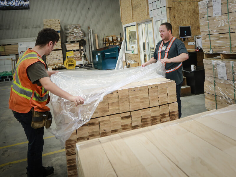 Employés à l'expédition de palette de bois