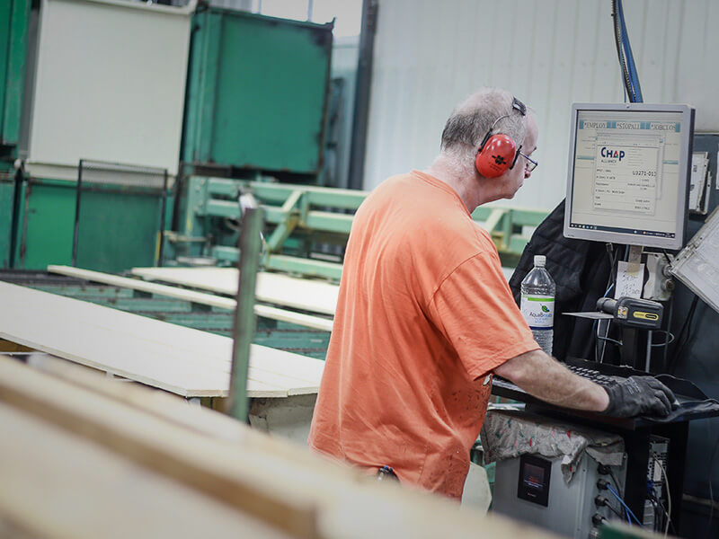 Travailleur concentré, opérant une machine de jointage de bois