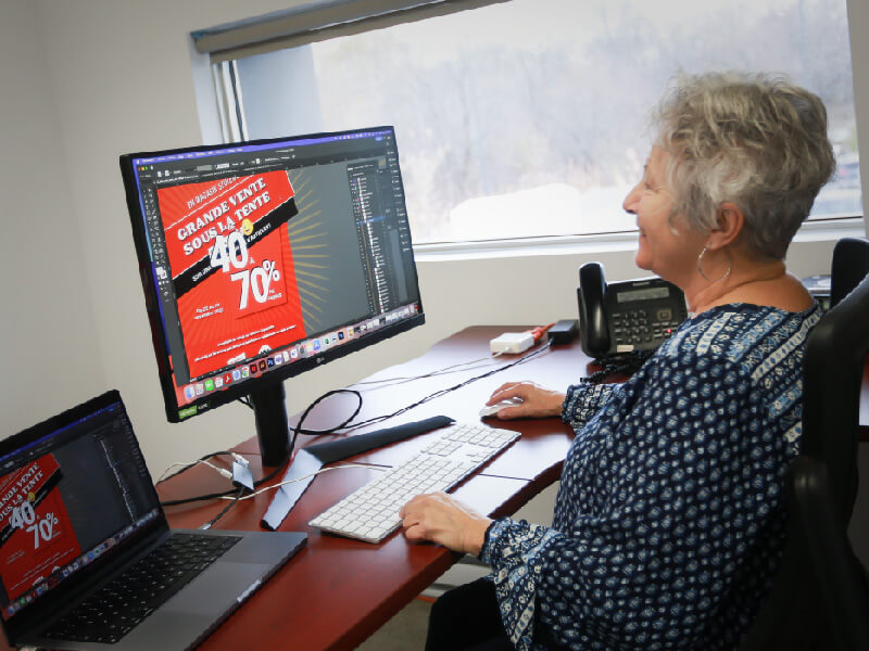 Graphiste travaillant sur son écran de PC