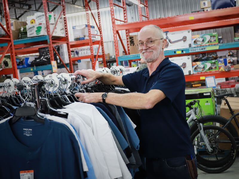 Commit souriant dans un rayon de vêtement