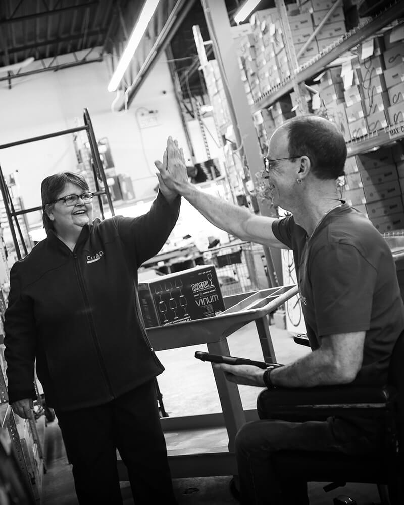 Deux employés qui font un high five