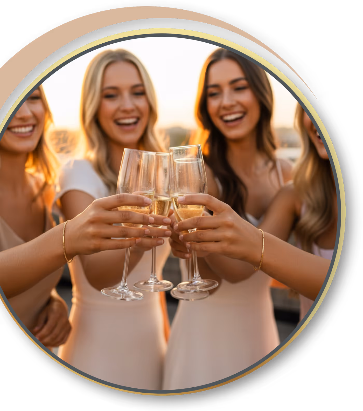 Junge Frauen feiern den Permantschmuck von nadelkunst aachen