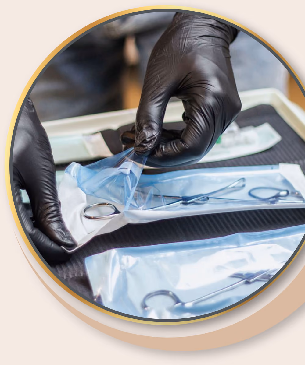 Piercer bereitet steriles Werkzeug für sicheres Piercing vor Aachen