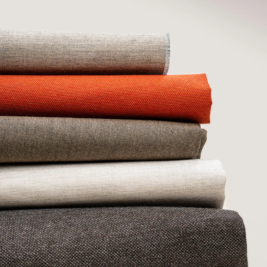Tissu Sunbrella léger Cliff : durable, respirant et polyvalent, conçu pour les espaces extérieurs modernes en mettant l'accent sur le confort et la performance.