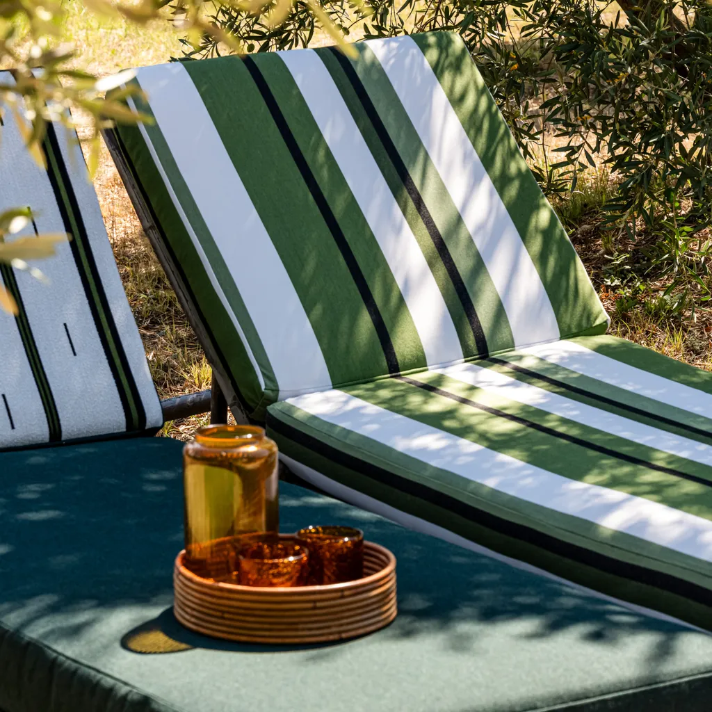 Les tissus d'extérieur les plus vendus de Sunbrella Solids and Stripes sont durables, résistants à la décoloration et polyvalents, parfaits pour créer des espaces extérieurs élégants et durables.