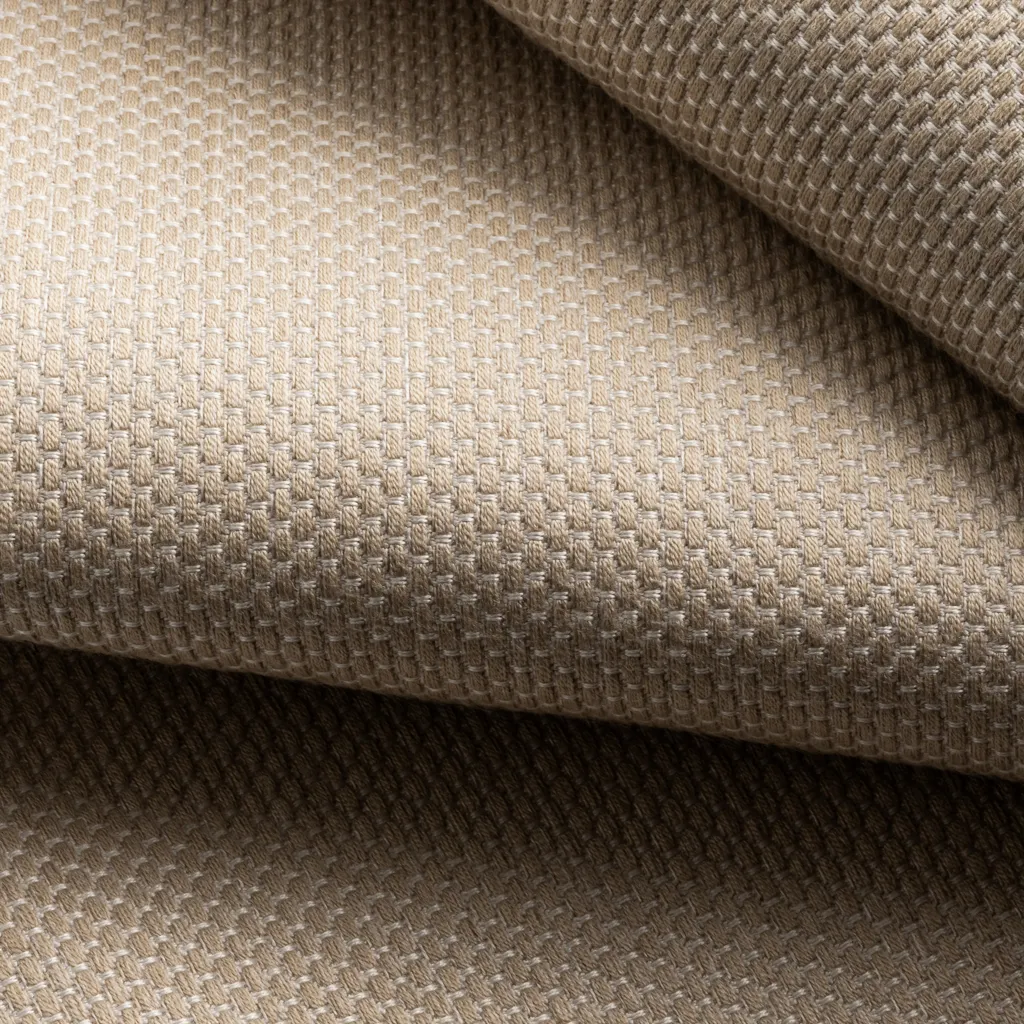 Tissu d'extérieur Sunbrella Wadi : doux, naturel et durable, offrant une texture raffinée qui améliore à la fois le confort et le style dans les environnements extérieurs.